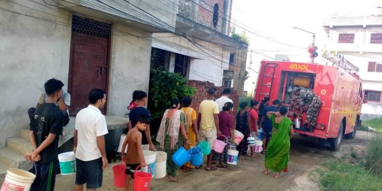 वीरगञ्जमा पानीको हाहाकार, ट्याङ्करबाट बाँड्दै सेना