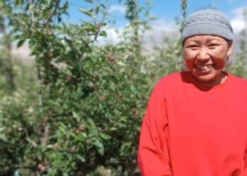 गुरुङ दम्पत्तिलाई व्यावसायिक स्याउ खेतीले दिएको आनन्द