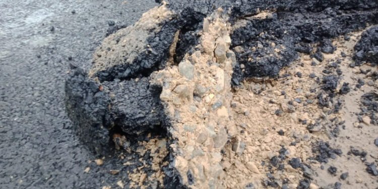 कालोपत्रे गरिएको सडक महिना दिन नपुग्दै भत्किएपछि…