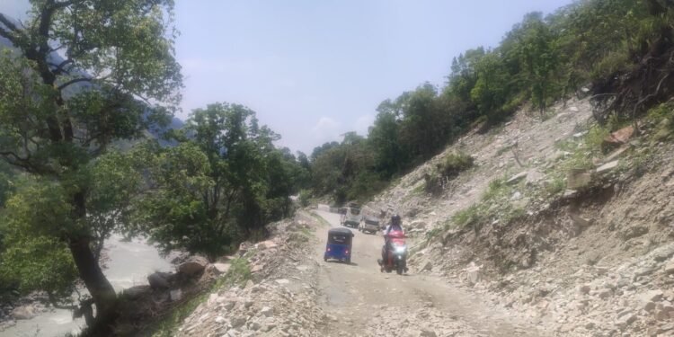 जोखिममा बेँसीसहर–चामे सडकयात्रा, बर्खायाममा समस्या झनै बढ्दो