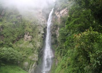 ओझेलमा ताप्लेजुङको ढङ्ढङ्गे झरना