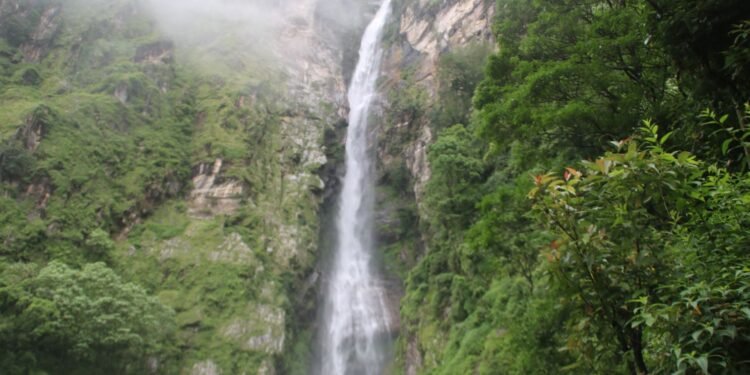 ओझेलमा ताप्लेजुङको ढङ्ढङ्गे झरना