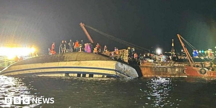 भियतनाममा पर्यटक डुंगा पल्टिंदा कम्तीमा ३४ जनाको मृत्यु, केही अझै बेपत्ता