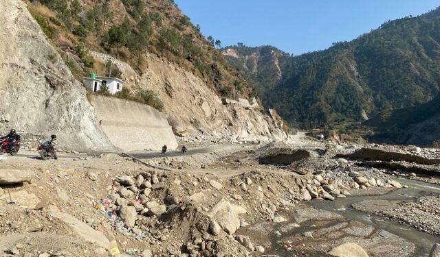 आलेखः मुख्य राजमार्गकै यात्रा कठिन