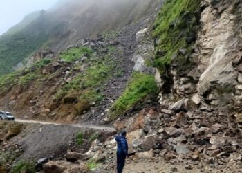 सुक्खा पहिराले बेनी–जोमसोम सडकमा आवतजावत रोकियो