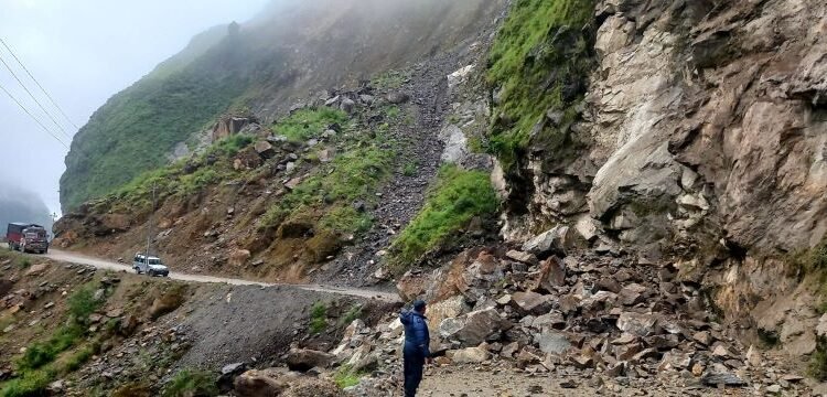 सुक्खा पहिराले बेनी–जोमसोम सडकमा आवतजावत रोकियो