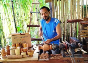 युट्युबबाट सिकेर काष्ठकलाको कर्ममा खटिएका भक्तबहादुर