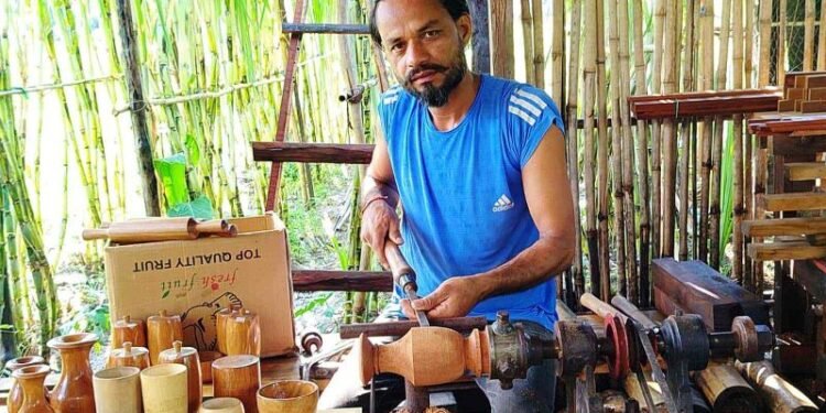 युट्युबबाट सिकेर काष्ठकलाको कर्ममा खटिएका भक्तबहादुर