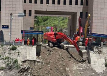 लेन्देखोलामा आएको भीषण बाढीपछि रसुवागढी नाका पुनःनिर्माण कार्य तीव्र,एक हप्ताभित्र रसुवा नाका सञ्चालनमा आउने
