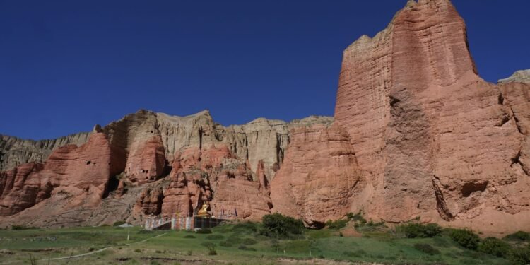 ढाक्मरका राताम्मे पहाड र गुफाले पर्यटक लोभ्याउँदै