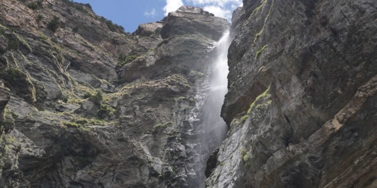 पर्यटकीय सम्भावना बोकेको मुस्ताङको ‘लुम्बुक झरना’