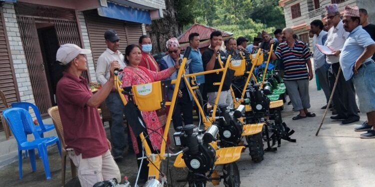 किसानलाई प्रविधिमैत्री बनाउन अनुदानमा हाते ट्र्याक्टर