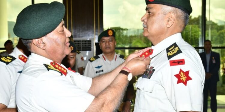 प्रधानसेनापतिद्वारा खत्रीलाई उपरथीको दज्र्यानी चिन्ह प्रदान