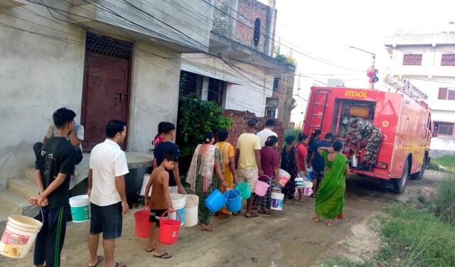 नेपाली सेनाद्वारा वीरगञ्जमा पानी वितरण