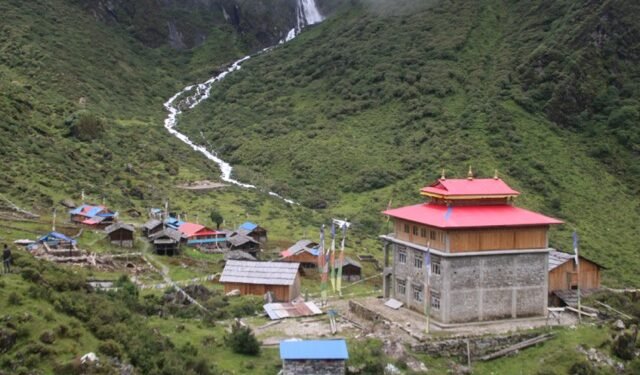 आर्थिक अभावमा जोङलुङ गुम्बा पुनर्निर्माण अधुरै