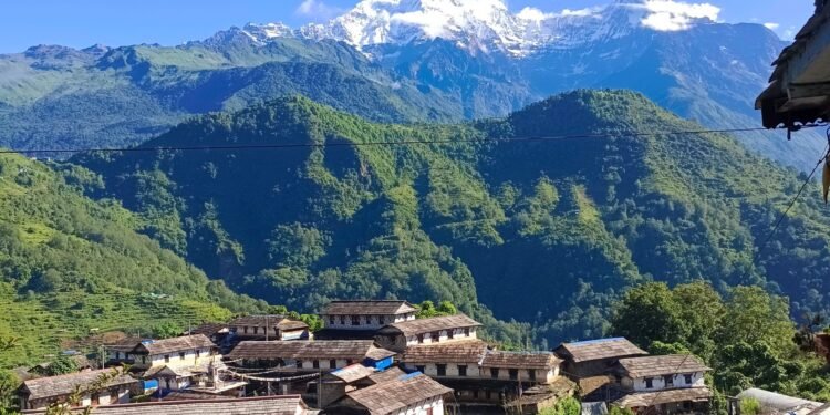 पर्यटक लोभ्याइरहने घान्द्रुक, गुरुङ समुदायको जीवन्त सङ्ग्रहालय