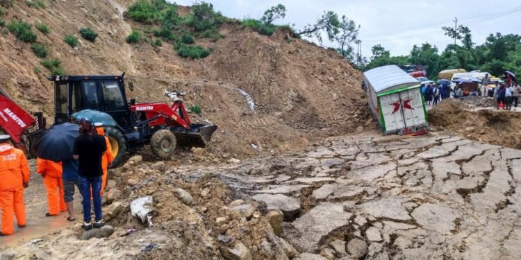 बाढीपहिरोले प्रमुख दश राजमार्ग पूर्ण रूपमा अवरुद्ध