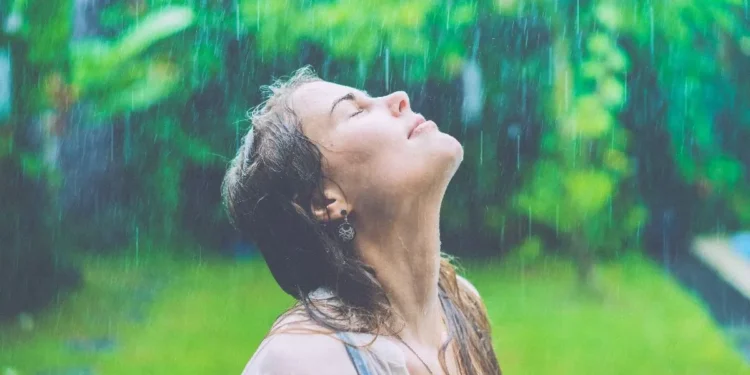 वर्षामा कति समयसम्म नुहाउनु पर्छ, धेरै समयसम्म नुहाउँदा के समस्या हुन्छ ?