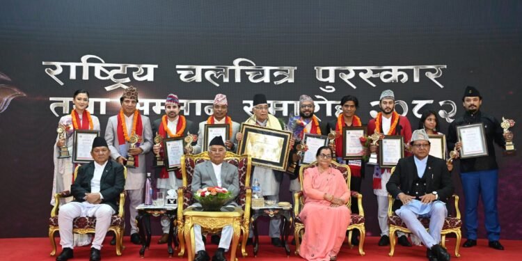 निर्देशक शर्मालाई ‘चलचित्र दीर्घसम्मान’ प्रदान