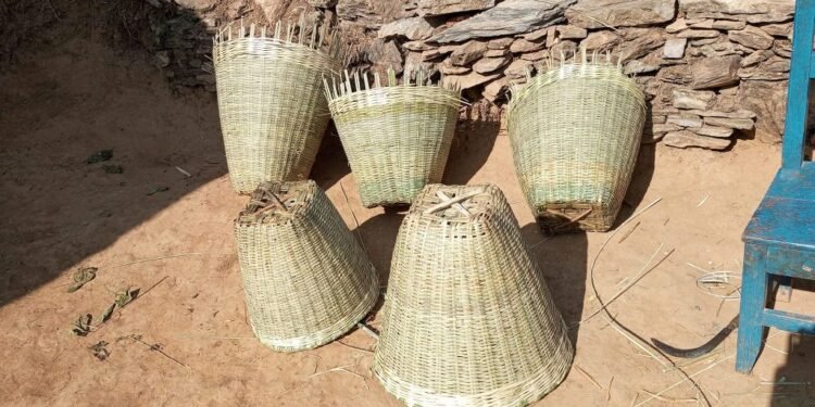 सुदूरपहाडमा पाइँदैन डोको, डालो र भकारी