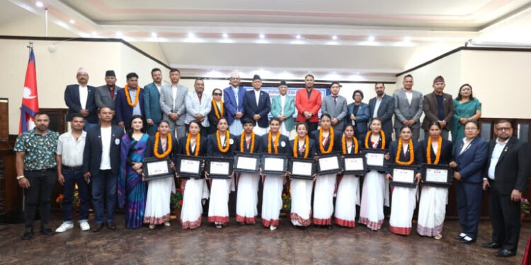 प्रधानमन्त्रीबाट अन्तरराष्ट्रिय पदक विजेता खेलाडी, प्रशिक्षक र व्यवस्थापकलाई पुरस्कार वितरण