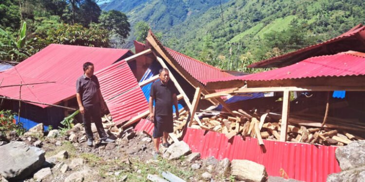 भोटखोलामा पहिरोले पाँच परिवार विस्थापित