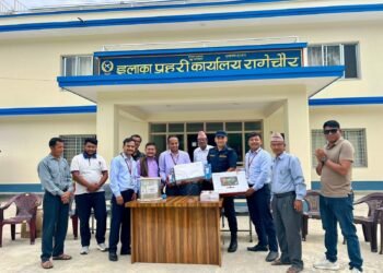 हिमालयन बैंक कुमाख शाखाबाट विद्यालय र प्रहरीलाई सामग्री हस्तान्तरण, सामाजिक उत्तरदायित्वमा सशक्त योगदान