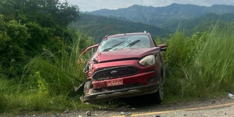 बस र कार ठोक्किँदा चार जना घाइते