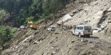 बेँसीसहर-चामे सडकमा राति सवारी सञ्चालनमा रोक