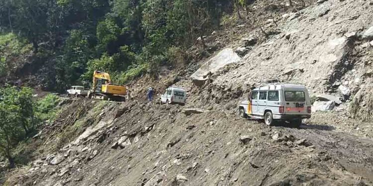 बेँसीसहर-चामे सडकमा राति सवारी सञ्चालनमा रोक