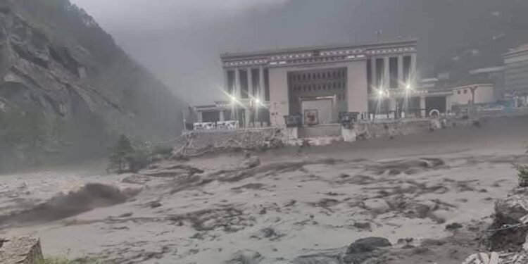 ल्हेन्दे खोलाको बाढी : सवारीसाधन बगायो, हाइड्रोपावरमा क्षति