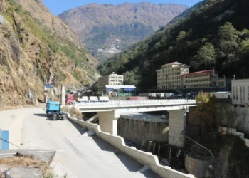 ल्हेन्दे खोलामा भीषण बाढी आउँदा मितेरी पुल बगायो