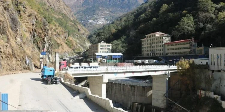 ल्हेन्दे खोलामा भीषण बाढी आउँदा मितेरी पुल बगायो