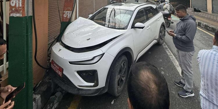 ललितपुरमा इभी कार दुर्घटना