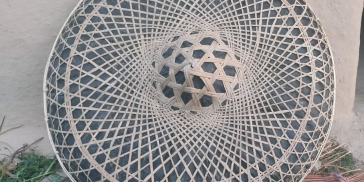 थारू समुदायको मौलिक पहिचान छतरी हराउँदै