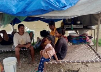 बाढीको त्रास : लठ्ठागौरीका बासिन्दा त्रिपाल टाँगेर बस्न बाध्य