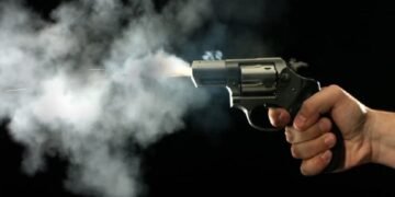 गोली हानेर ब्राउन सुगर बोक्नेलाई समात्यो प्रहरीले