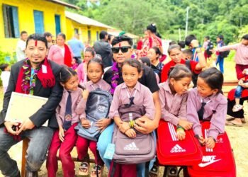 विपन्न विद्यार्थीलाई झोलासहित पाठ्यसामग्री वितरण