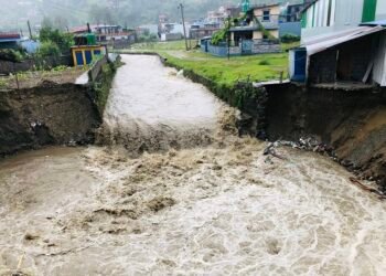 पोखराको काहुँ खोलामा बाँध फुट्यो