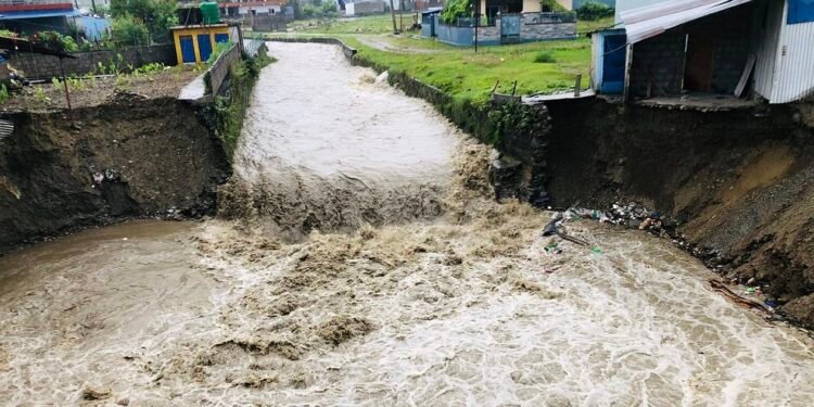 पोखराको काहुँ खोलामा बाँध फुट्यो
