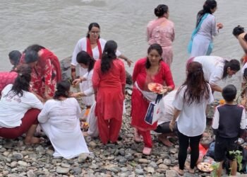 पवित्र कालीगण्डकी नदीमा स्नान गर्नेको घुइँचो