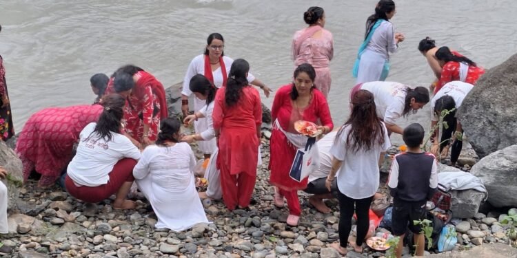 पवित्र कालीगण्डकी नदीमा स्नान गर्नेको घुइँचो