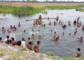 गर्मी छल्न कोशी कटान क्षेत्रमा नुहाउनेको भीड