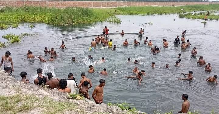 गर्मी छल्न कोशी कटान क्षेत्रमा नुहाउनेको भीड