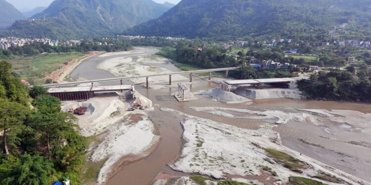 मादीनदी पुलको काम अन्तिम चरणमा