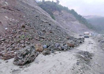 पहिरोबाट भुम्रे–हातेमालोचोक सडक अवरुद्ध