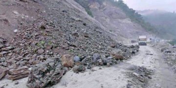 पहिरोबाट भुम्रे–हातेमालोचोक सडक अवरुद्ध