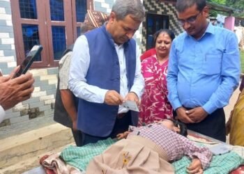 प्रमुख जिल्ला अधिकारी हुनु त यस्तो पो : अशक्तलाई घरमै नागरिकता
