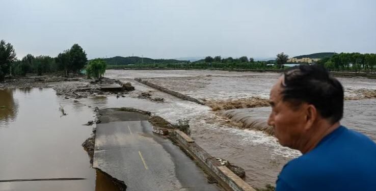 बेइजिङमा भिषण बाढीमा परी ३० को मृत्यु, ८० हजारलाई अन्यत्र सारियो