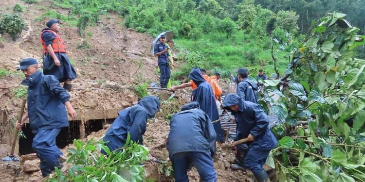 पर्वतको लाङ्दीमा पहिरोले घर पुरिँदा दम्पती बेपत्ता